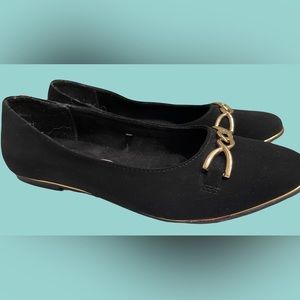 Zapatillas negras con detalles en dorado, como nuevas. Sin uso